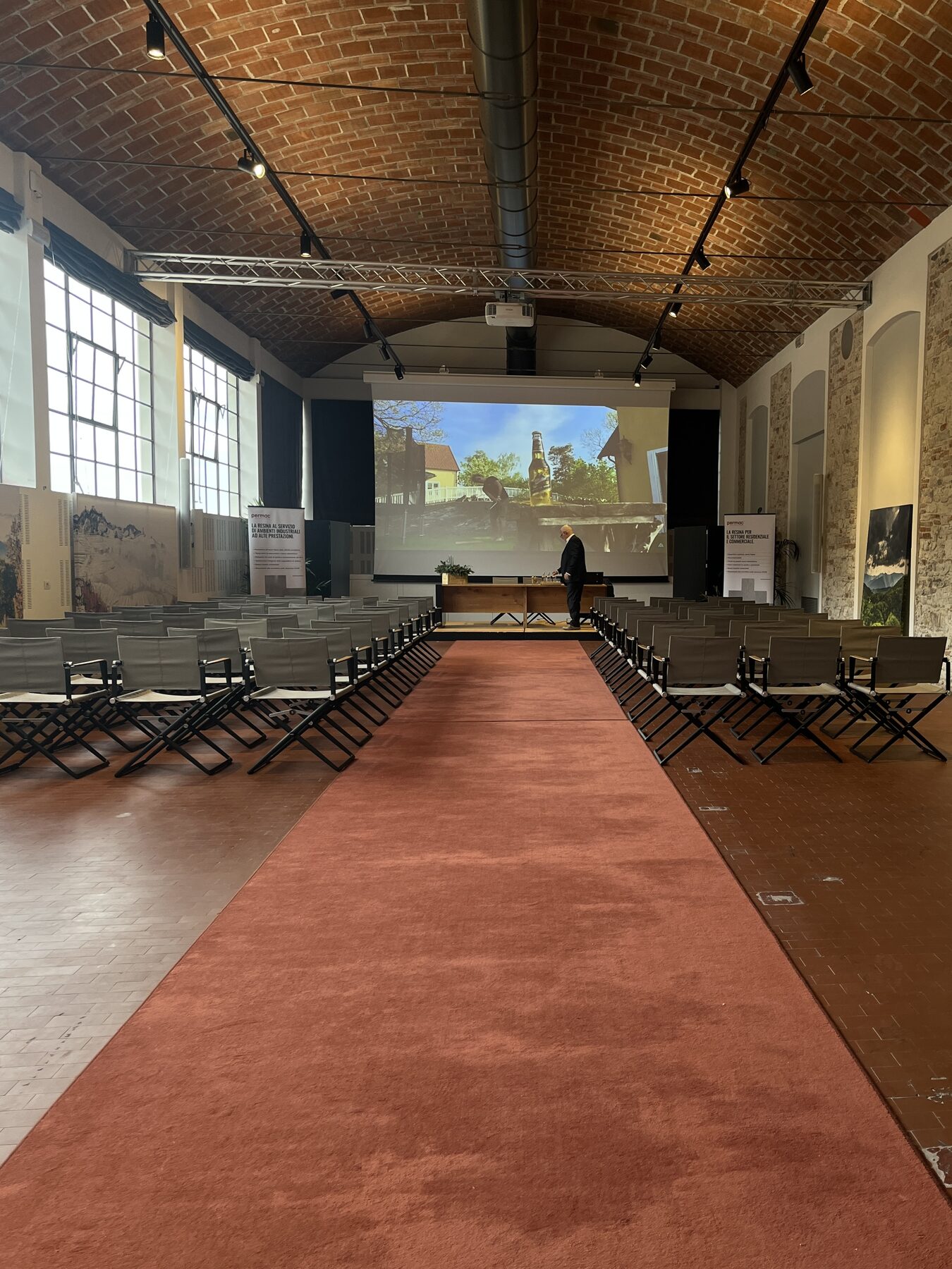 Sala con volta in mattoni allestita per l'evento alla Cantina Bortolomiol