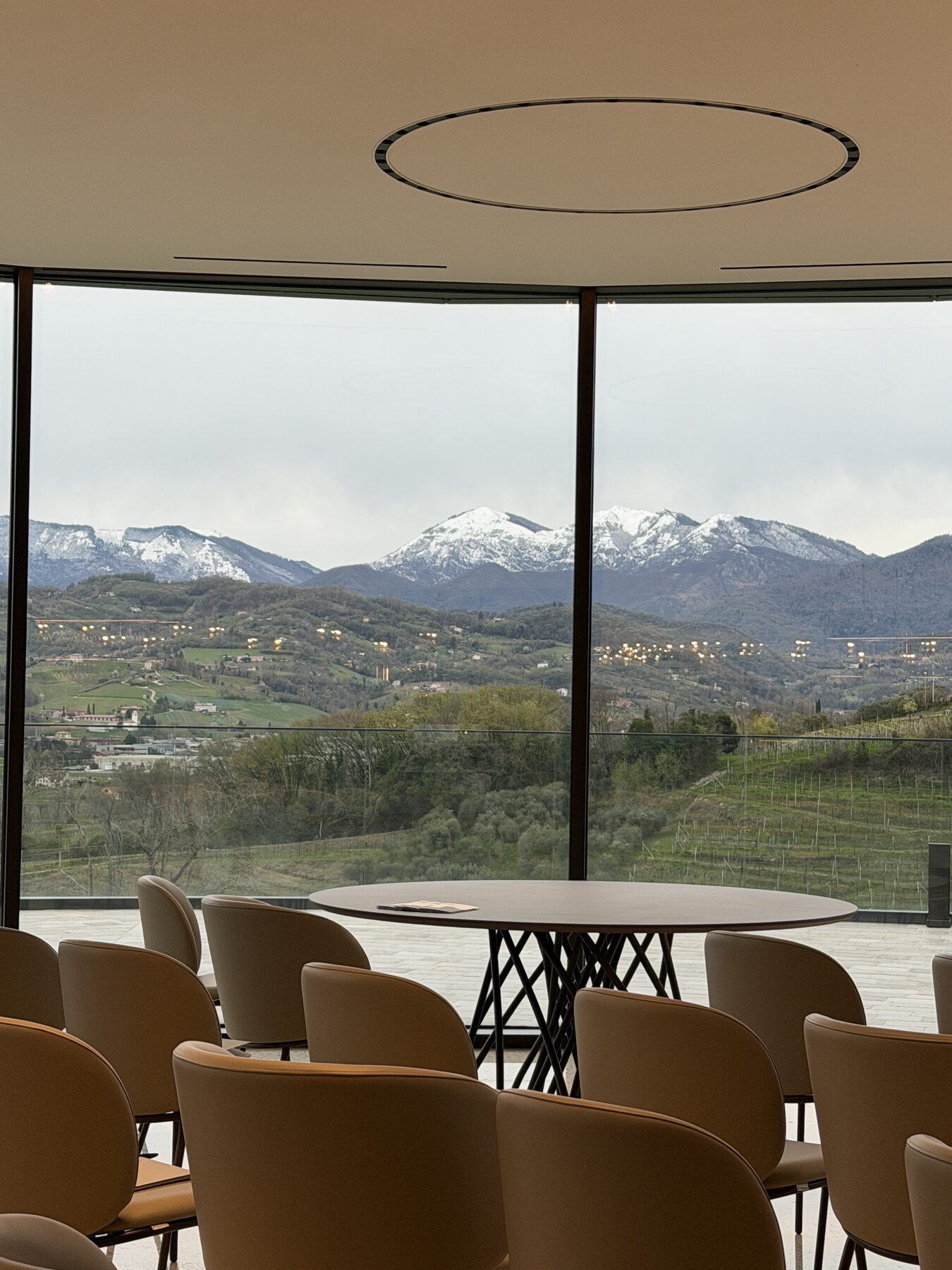 Sala con vista panoramica sulle montagne innevate — evento a Le Contesse