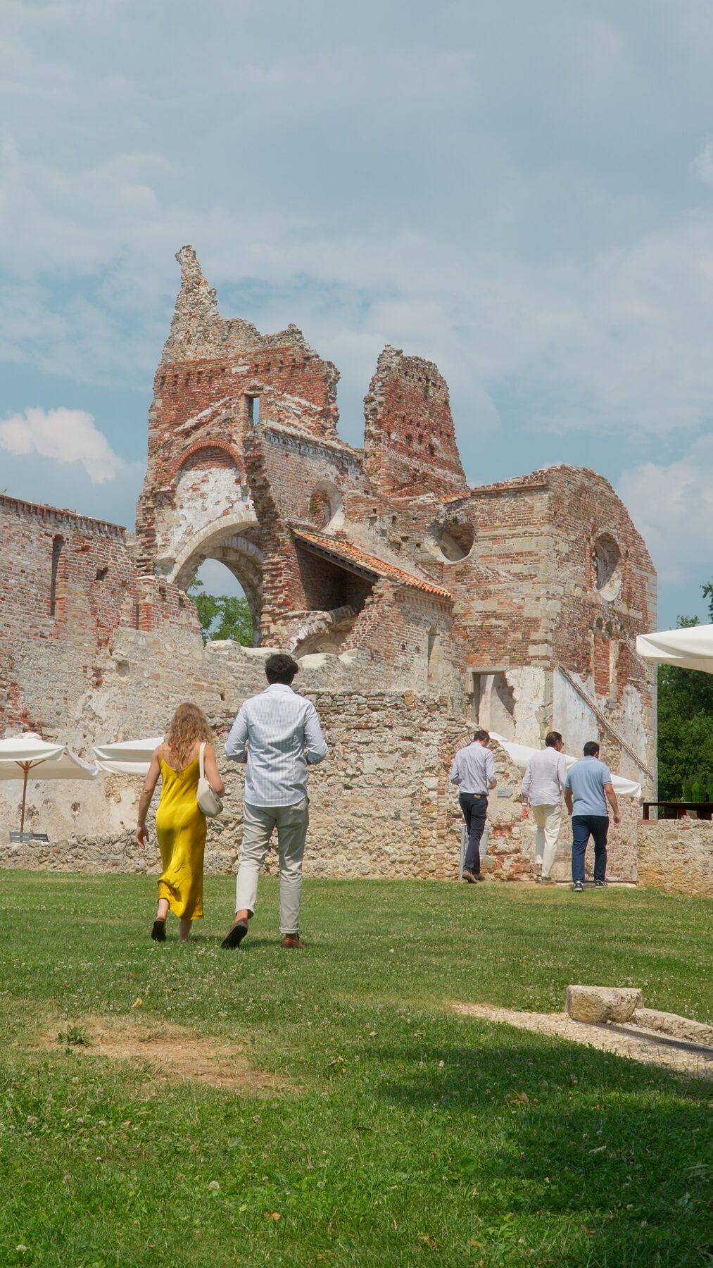 Ospiti dell'evento Dialogo Impresa sul prato dell'Abbazia di Sant'Eustacchio
